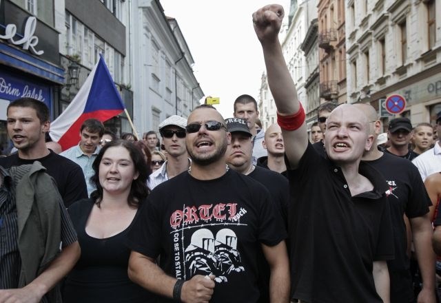Češke oblasti so v soboto v osmih mestih po državi pridržale skupno okoli 100 skrajnih desničarskih aktivistov. 