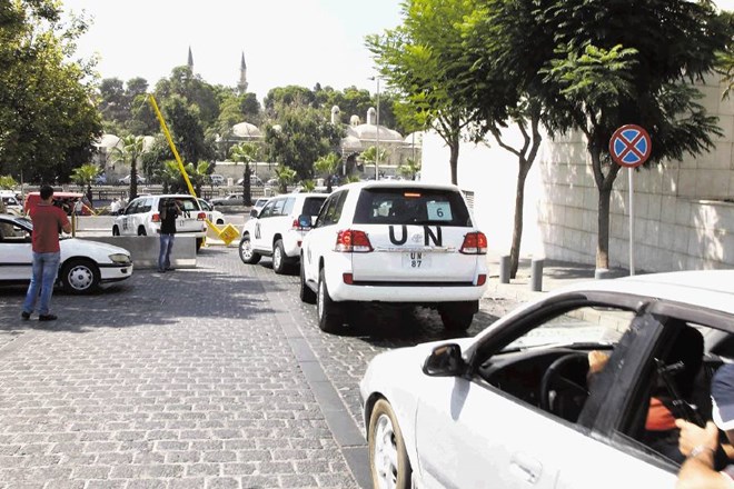 Konvoj inšpektorjev OZN je bil včeraj v Damasku tarča ostrostrelcev, a so se vseeno odpravili na prizorišče domnevnega napada...