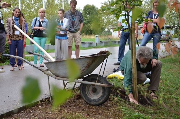 Udeleženci prve mednarodne eko šole na ljubljanski fakulteti za upravo so se v ponedeljek aktivno udeležili akcije čiščenja...