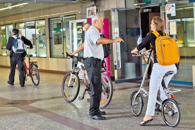 Te dni imajo varnostniki veliko dela z opozarjanjem kolesarjev na vprašljivo in slabo označeno prepoved kolesarjenja. 