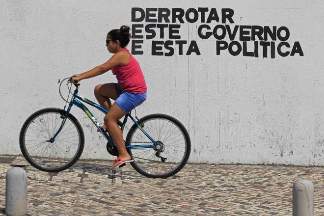 Portugalka kolesari mimo napisa »Porazite to vlado in njeno politiko«. 
