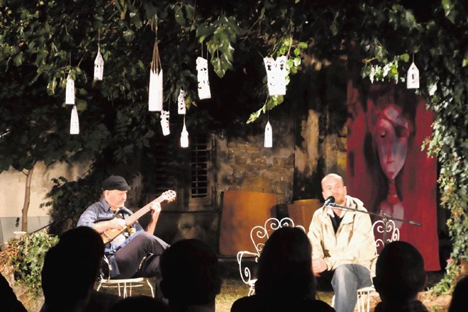 Na dvorišču Gradnikove domačije sta na festivalu Sanje v Medani moči združila tudi legendarni kantavtor Jani Kovačič in...