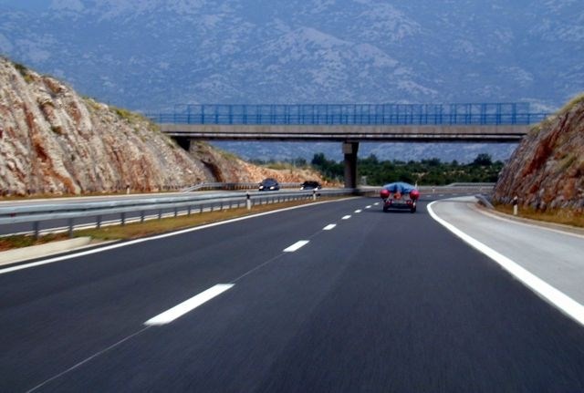 Na počivališčih ob hrvaški avtocesti pri Kutini več ropov