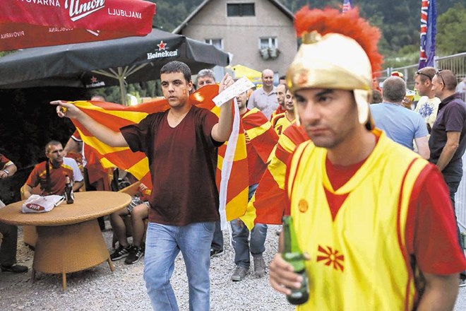 Na Jesenicah je tudi precej makedonskih navijačev, ki se zabavajo v družbi  košarkarskih navdušencev iz nekdanjih bratskih...
