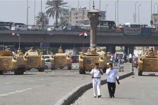 Razmere v državi so začasnega egiptovskega predsednika Adlija Mansurja prepričale v podaljšanje izrednih razmer.    