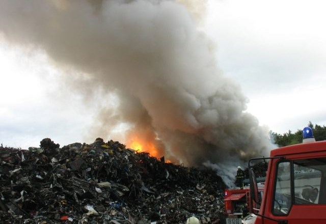 Gasilci skoraj en dan gasili požar na deponiji starega železa pri Pivki