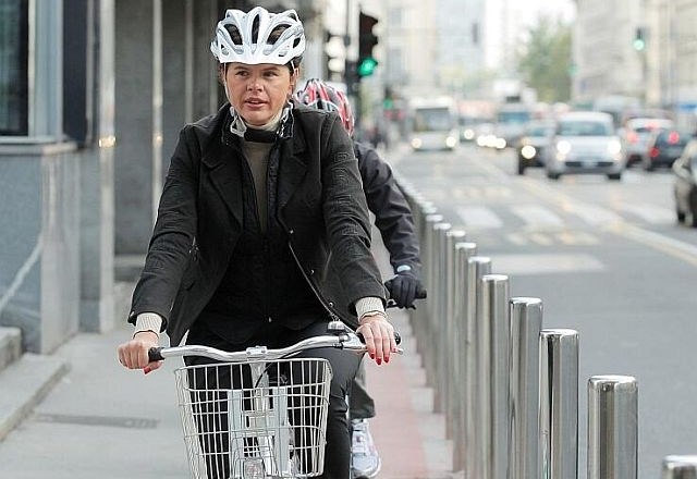 Bratuškova na kolesu (foto: Twitter) 