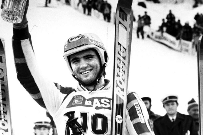 Takole je Rok Petrovič leta 1985 pred navdušeno množico slavil zmago v slalomu za svetovni pokal v Kranjski Gori. 