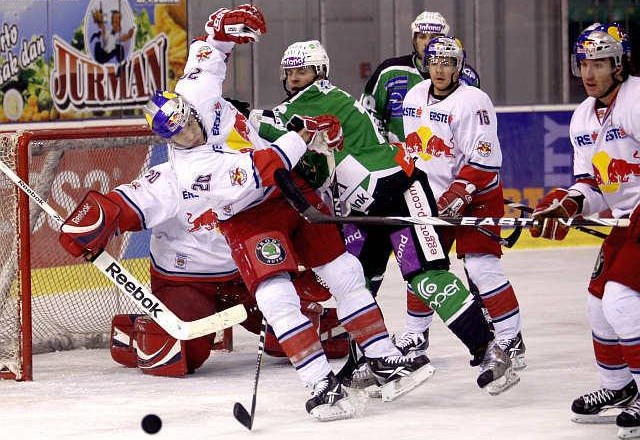 Hokejisti Olimpije se bodo na prvi domači tekmi sezone pomerili z »rdečimi biki« iz Salzburga. (Foto: Luka Cjuha) 