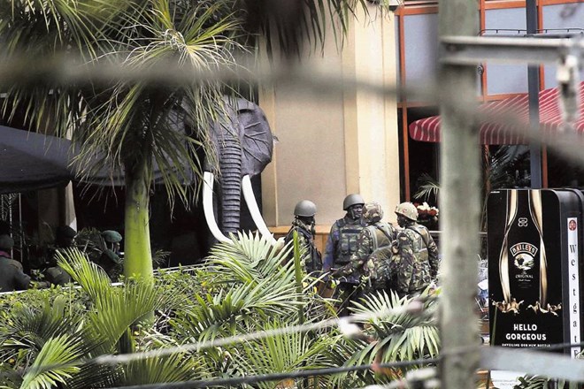 Pripadniki kenijske vojske pred vhodom v nakupovalni center v Nairobiju, ki ga napadli pripadniki islamistične skupine Al...