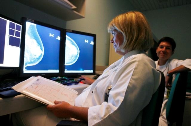 Diagnosticiranje raka dojke na oddelku za radiologijo Onkološkega inštituta.   Foto: Bojan Velikonja 