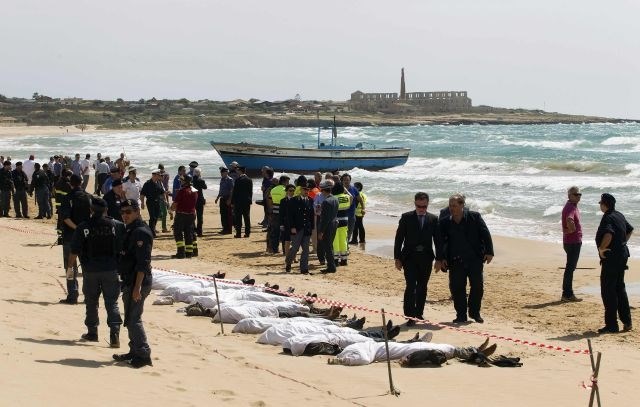 Pred obalo italijanskega otoka Lampedusa je danes utonilo najmanj deset migrantov. 