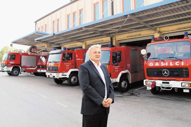 Direktor in poveljnik krške poklicne gasilske enote Joško Žvar stoji pred garažami, ki jih bodo zaradi prevelike utesnjenosti...