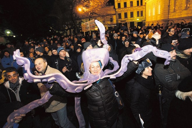 Pred slabim letom so v Mariboru protestirali proti tako imenovani Kanglerjevi hobotnici. Dobro obveščeni opozarjajo, da se v...