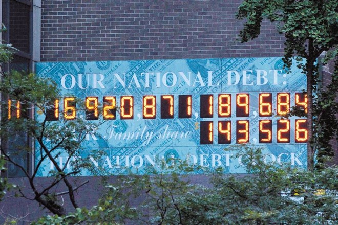 Števec ameriškega javnega dolga v New Yorku se je minuli torek ustavil pri številki 16.920 milijard dolarjev. Reuters 