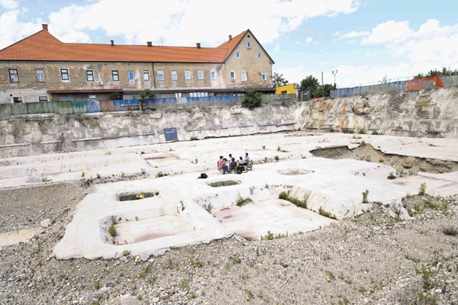 Razvpita naložba v Mariborsko kulturno središče (Maks), na katero opominja ogromna gradbena jama na Studencih (na sliki), še...
