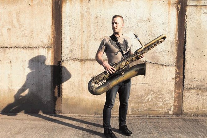 Ameriški pihalec Colin Stetson je s svojo saksofonsko »živaljo« v klubu Cankarjevega doma ponudil impresiven, fascinanten...