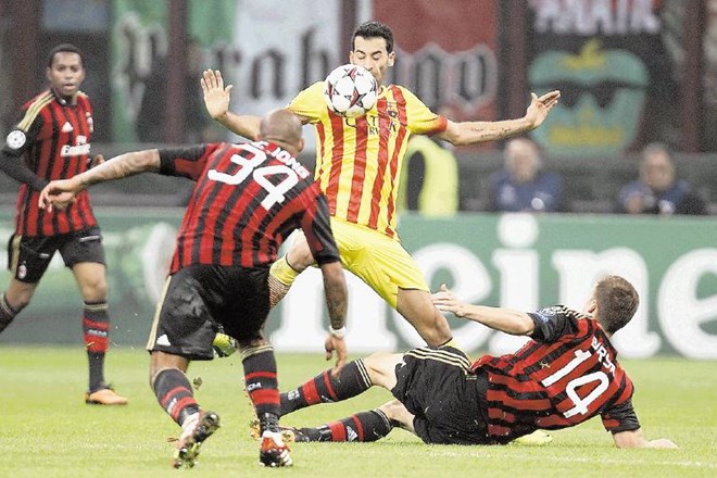 Slovenski reprezentant v dresu Milana Valter Birsa (na tleh) je imel proti Barceloni veliko obrambnih nalog, da je ustavil...