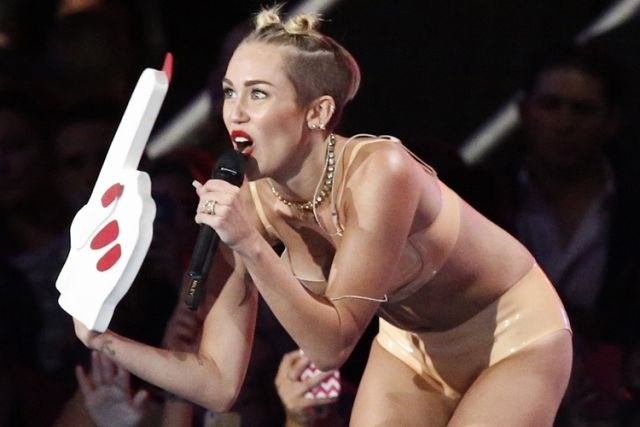 Največ zgražanja je z nastopi zadnje čase povzročila pomanjkljivo oblečena Miley Cyrus. 