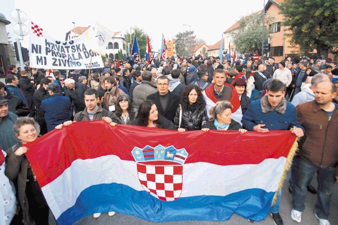 Več deset tisoč ljudi se je v Vukovarju udeležilo tradicionalnega spominskega sprevoda ob obletnici padca mesta v srbske...