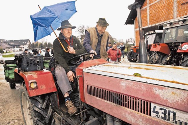 Kmet Cene Pečar je pred dnevi parlament protestno obkrožil z deset let starim traktorjem, po njegovi oceni vrednim 10.000, po...