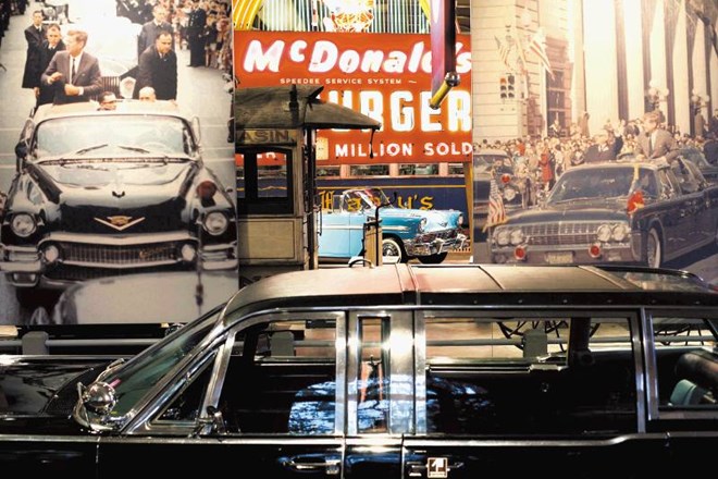 Predsedniško limuzino lincoln continental presidential limousine, v kateri je umrl John F. Kennedy, so nedavno razstavili v...