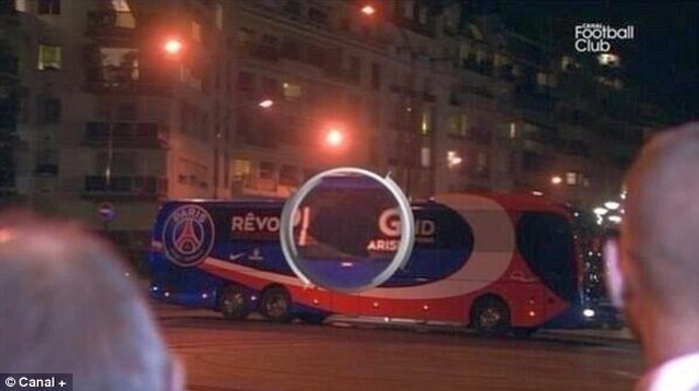Francoska televizija Canal+ je objavila posnetek avtobusa kluba PSG z razbitim okenskim steklom. (Foto: Canal+) 