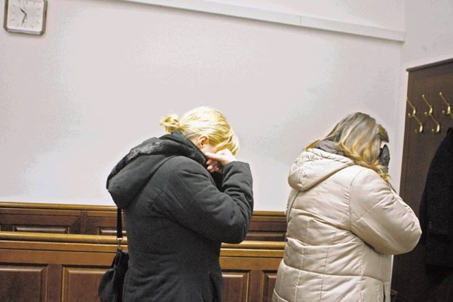 Stanislava Crnički Sobočan in Irena Skubic (desno) sta se pred predobravnavnim narokom pred novinarji skrivali po hodnikih...