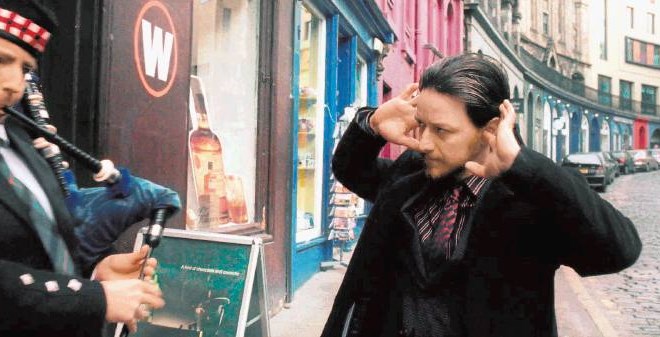 Detektiv (v podobi Jamesa McAvoya)  v filmu Svinjarija se norčuje iz vsega – ne le iz škotskega krila, marveč tudi iz samega...