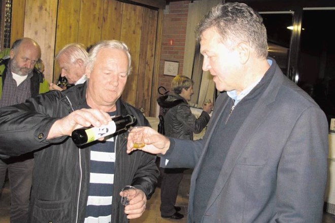 Po tradiciji so oljkarji najprej »nazdravili« z letošnjim pridelkom, poskusiti ga je moral tudi direktor vinske kleti Goriška...