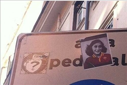 Slike Anne Frank, podobne tistim iz nogometnih albumov, so se v zadnjih dneh pojavile po celotnem Rimu. (Foto: Twitter) 