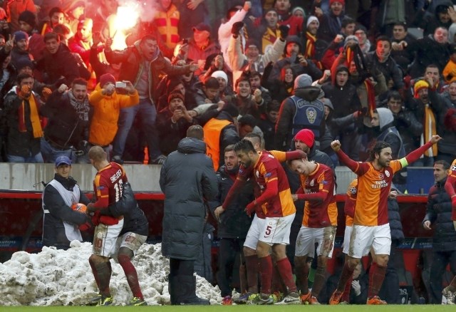 Wesley Sneijder je v Carigradu dosegel edini zadetek na tekmi, ki je v osmino finala lige prvakov popeljal Galatasaray,...