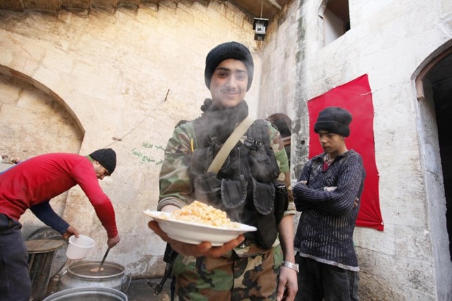 Uporniki iz Svobodne sirske vojske v Alepu pripravljajo topel obrok. Foto: Reuters 