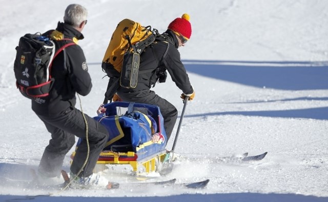 Tesso Worley so po padcu na včerajšnjem slalomu z akijem odpeljali s proge. (Foto: Reuters) 