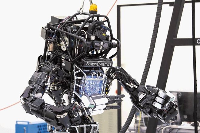 Eden  bolj znanih robotov podjetja Boston Dynamics je tudi humanoid Atlas, ki hodi po dveh nogah in ima človeško obliko. 