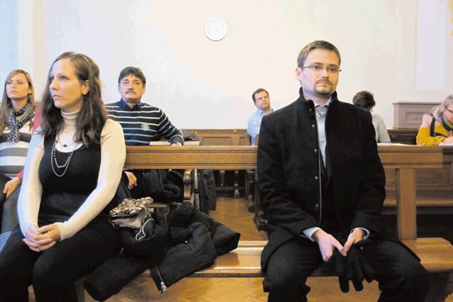Matjaž Škorjanc (na zatožni klopi desno) naj bi s prodajo svoje ilegalne programske kode zaslužil 114.451 evrov, ki mu jih je...