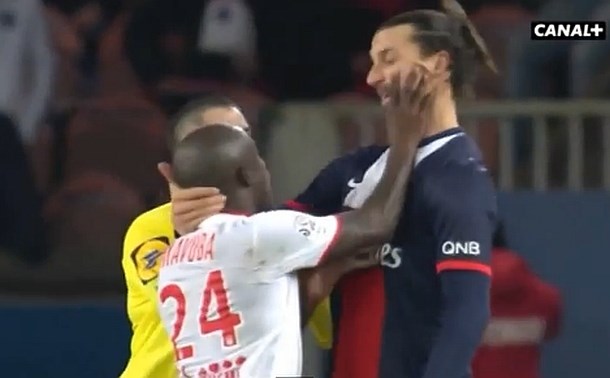 Bližnje srečanje Ria Mavubaja in Zlatana Ibrahimovića se je za vročekrvneža končalo z rumenima kartonoma. (Foto: Youtube) 