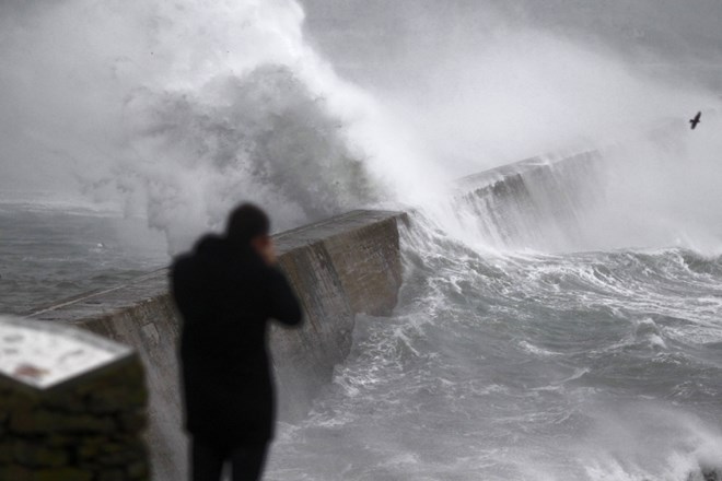 Neurje je v zahodni Franciji povzročilo tudi močno plimovanje morja. Foto: Reuters 