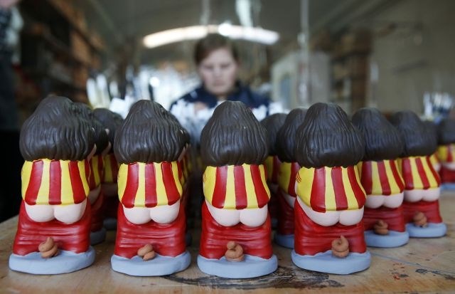 Figurice caganerji so del tradicionalnega praznovanja božiča Kataloncev (Foto: Reuters) 