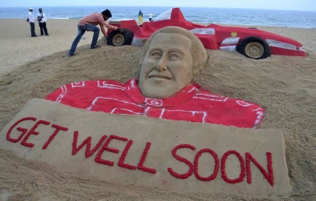 Pred bolnišnico se vsak dan zbere ogromno Schumacherjevih navijačev, eden od njih pa mu je v Indiji na plaži postavil pravi...