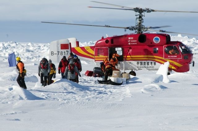 Potnike so s Šokalskija uspešno rešili s pomočjo helikopterja s Xue Longa, ki jih je prepeljal na avstralski ledolomilec...