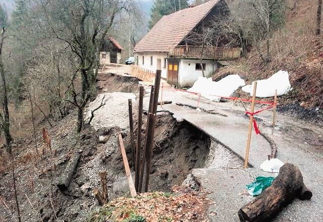Namočena zemlja je s seboj odnesla 40 metrov ceste in ogrozila tudi hišo, v kateri pa nihče ne živi. 