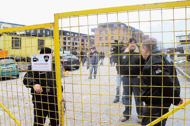 Delavci škofjeloškega Tehnika pred gradbiščem v Radovljici, ki bo zaradi stečaja ostalo zaprto. 