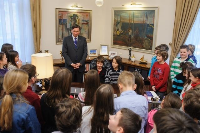 Pahor na predsedniški položaj imenoval učenca petega razreda, Evi pa je podaril “katrco” (video)
