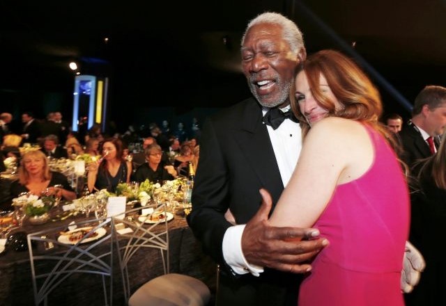 Tudi Morgan Freeman in Julia Roberts se zavedata blagodejnega vpliva objemov na zdravje. 