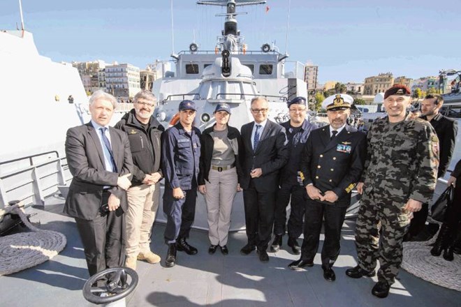 Alenka Bratušek in italijanski obrambni minister Mario Mauro (v sredini)  na krovu ladje Triglav 