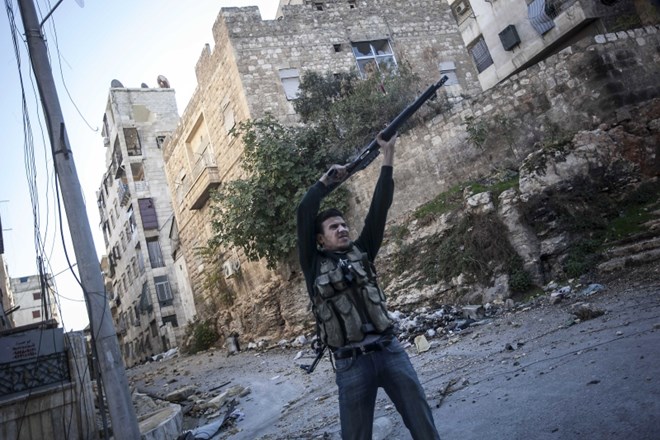 Pripadnik Svobodne sirske vojske med boji v Alepu. (Foto: Reuters) 