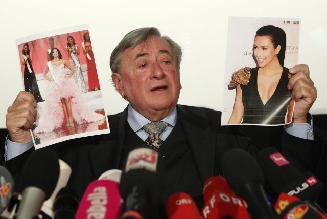 81-letnik bo pod eno roko držal nekdanjo mis sveta, pod drugo pa Kim Kardashian. 