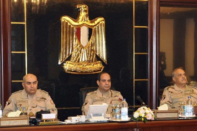 General Al Sisi (na sredini) bo kandidiral na predčasnih predsedniških volitvah. Foto: Reuters 