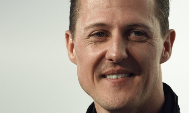 Michael Schumacher je že mesec dni v umetni komi, po poročanju francoskih medijev pa naj bi ga zdravniki danes le pričeli...